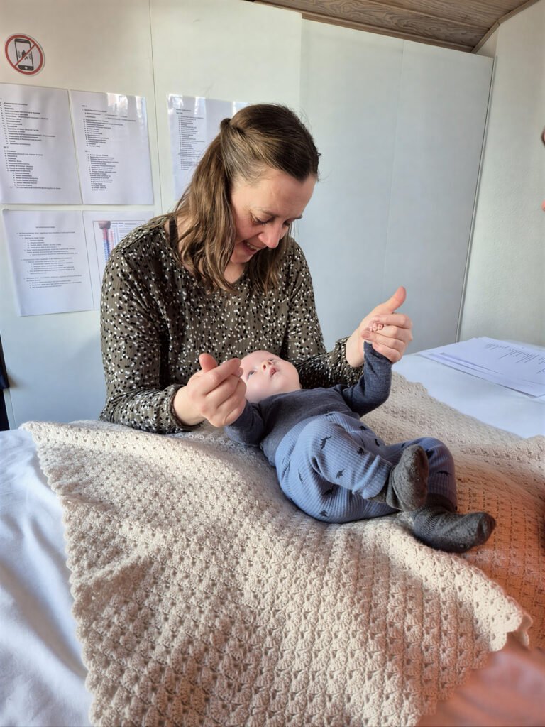 Inger behandler et lille barn